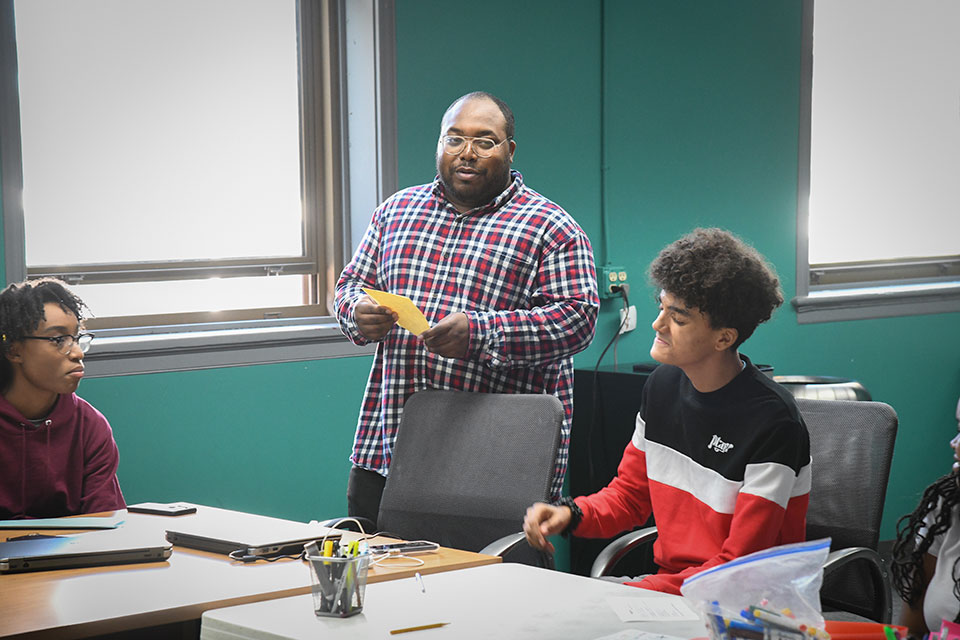 Terence Gipson facilitates a CEL course at the Sibley Building in Rochester.