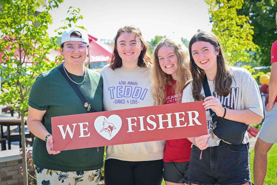 Fisher graduates reconnect during Alumni Weekend!