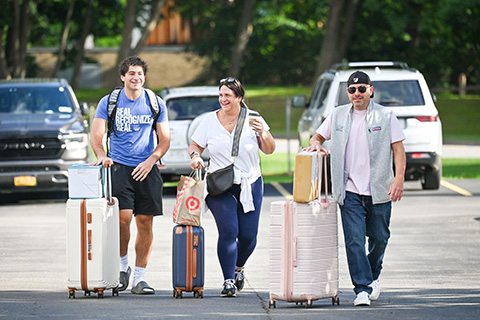 A new family moving their student onto campus.