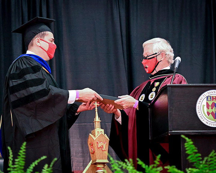 Dr. Fernando Ontiveros, associate professor of biology, received the Trustees’ Award for Distinguished Scholarly Achievement. 