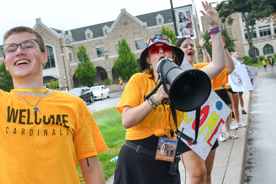 Rebecca Sienkiewicz with friends on Move-In Day.