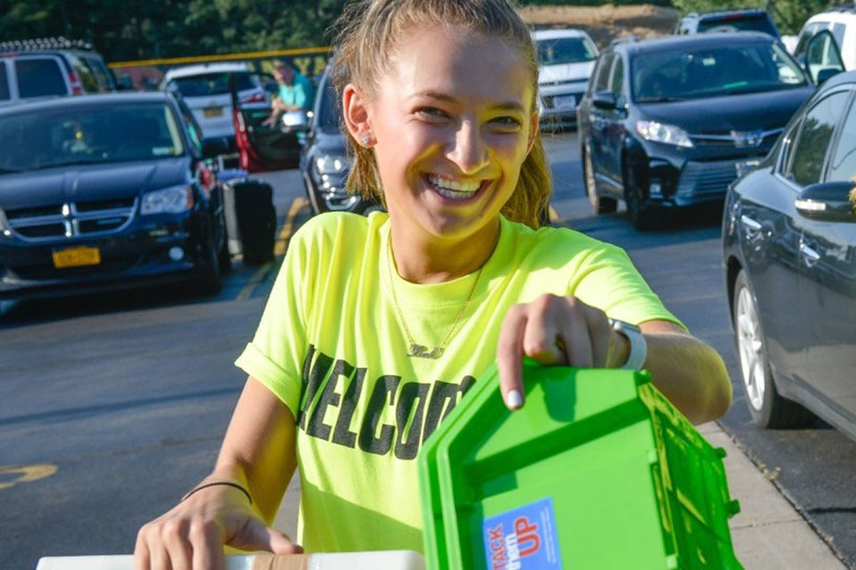 Leah Jasek helps students move in during Orientation 2018.