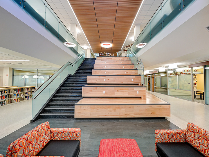 Social stairs in the Christopher ’72 and Betsy Ullrich Atrium.