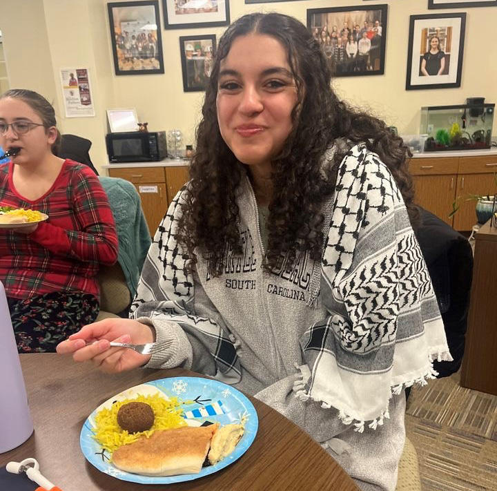 Students participate in a meal hosted by the Jewish Student Association.