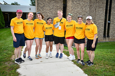 President Rooney helps students during Welcome Weekend.