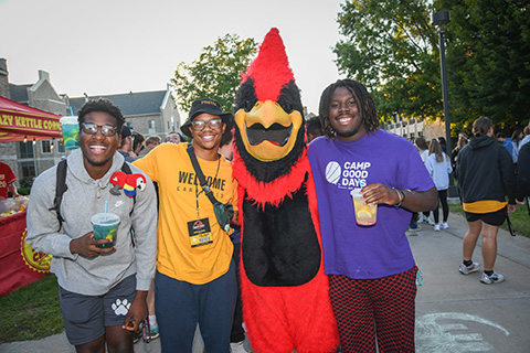 Students posing with Beaks during Welcome Weekend.