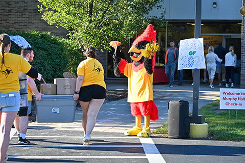 Beaks cheering as students move into their dorms.